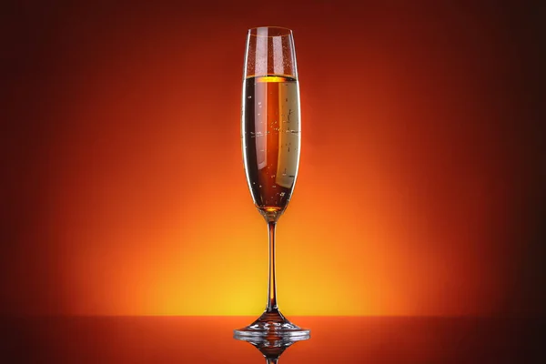 Склянка смачного шампанського на фоні темного кольору — стокове фото