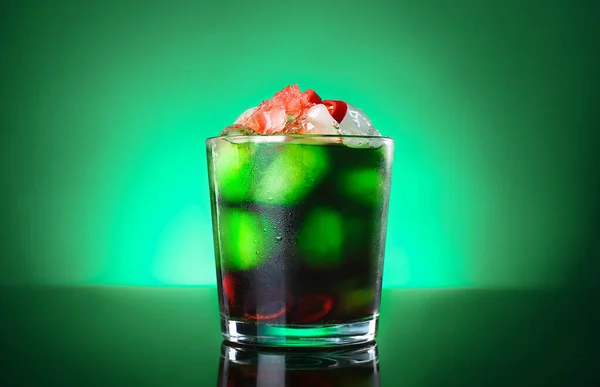 Bicchiere di cocktail saporito su sfondo di colore scuro — Foto Stock