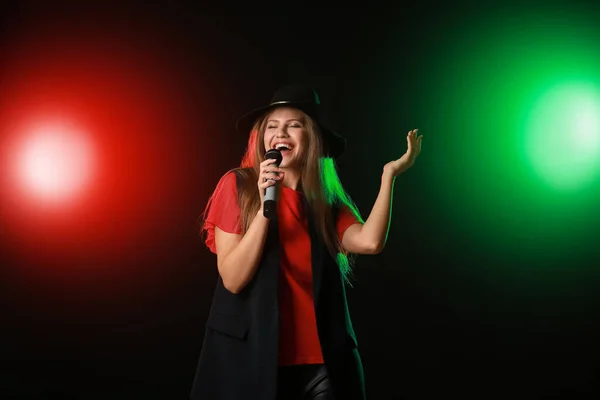 Hermosa joven cantante femenina con micrófono en el escenario — Foto de Stock