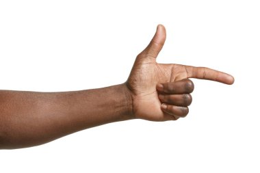 Beyaz arka plandaki bir şeyi işaret eden Afro-Amerikalı bir adamın eli