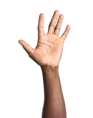Beyaz arka planda avuç içi açık Afro-Amerikan bir adamın eli.