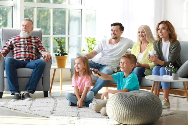 Gran familia viendo la televisión juntos en casa —  Fotos de Stock