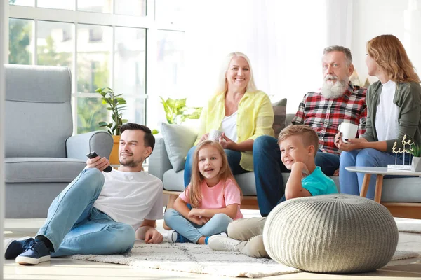 Grande família assistindo TV juntos em casa — Fotografia de Stock