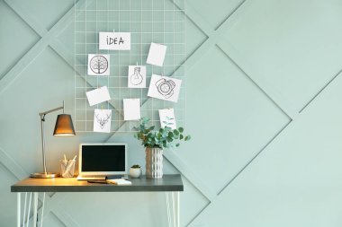 Odasında ruh hali olan rahat bir iş yeri.