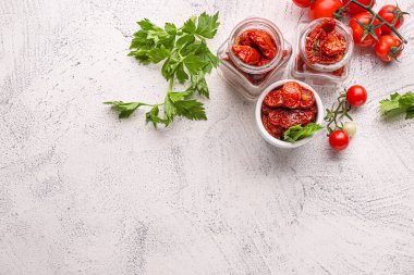 Domatesli ve otlu kompozisyon