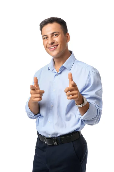 Porträt eines hübschen jungen Geschäftsmannes, der auf weißem Hintergrund auf den Betrachter zeigt — Stockfoto