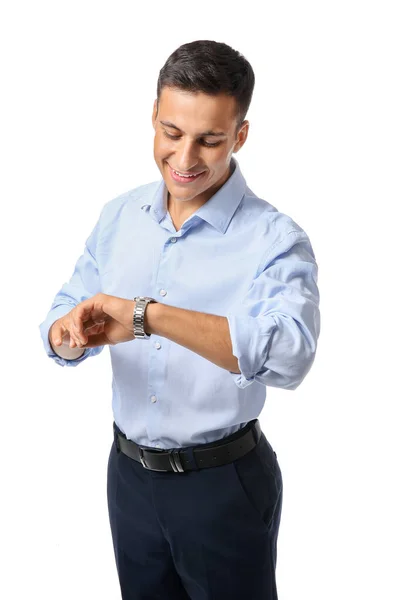 Ritratto di bel giovane uomo d'affari che guarda orologio su sfondo bianco — Foto Stock
