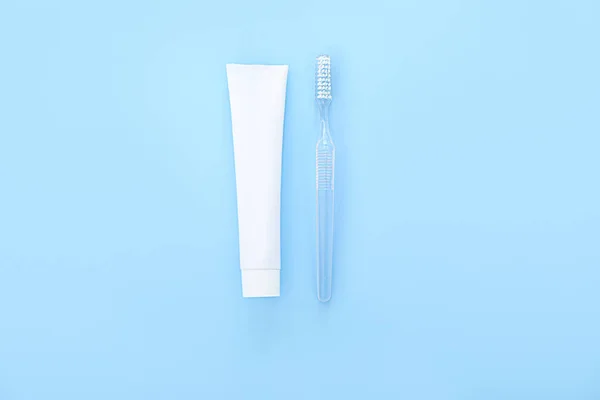 Tooth brush and paste on color background — Stock Photo, Image