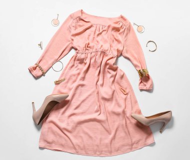 Beyaz arka planda şık aksesuarları olan modern kadın görünüşü