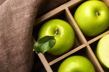 Taze olgun elmalar kutuda