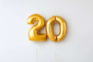 Işık arkaplanındaki balonlardan yapılmış 20 tane düşün.