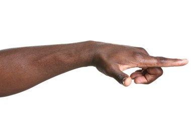 Beyaz arka plandaki bir şeyi işaret eden Afro-Amerikalı bir adamın eli