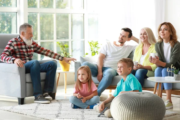 Gran familia viendo la televisión juntos en casa —  Fotos de Stock