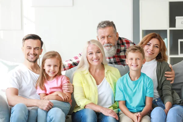 Stor familj sitter tillsammans på soffan hemma — Stockfoto