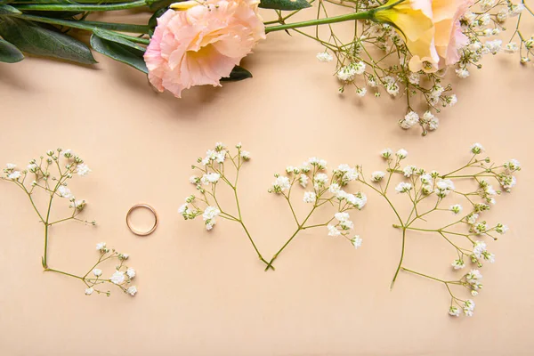Woord liefde en mooie bloemen op kleur achtergrond — Stockfoto