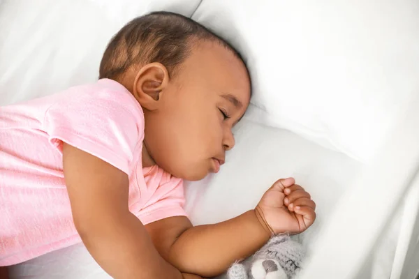 Pequeno bebê afro-americano dormindo na cama — Fotografia de Stock