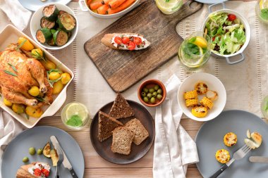 Büyük aile yemeği için masa seti