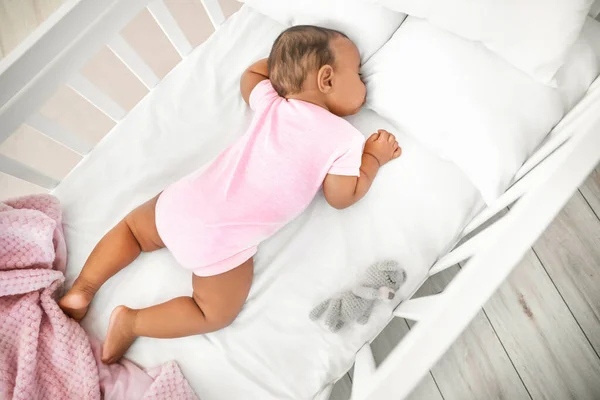 Pequeno bebê afro-americano dormindo na cama — Fotografia de Stock