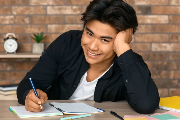 Evde sınava hazırlanan yakışıklı Asyalı öğrencinin portresi. — Stok fotoğraf