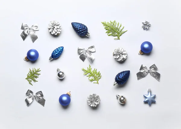 Krásná vánoční kompozice na bílém pozadí — Stock fotografie