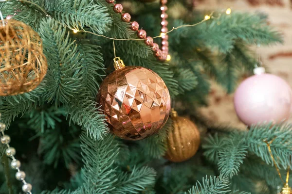성냥개비처럼 장식된 크리스마스 트리 — 스톡 사진