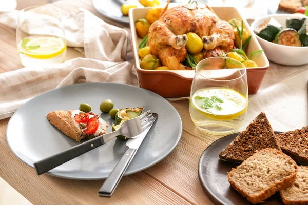 Conjunto de mesa para cena familiar grande — Foto de Stock