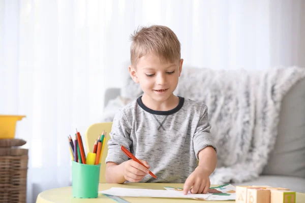 Söt liten pojke ritning bild hemma — Stockfoto