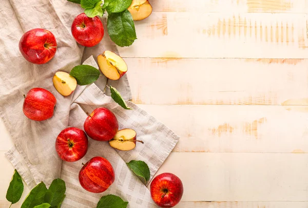 Tasty ripe apples on white wooden background — Stock Photo, Image