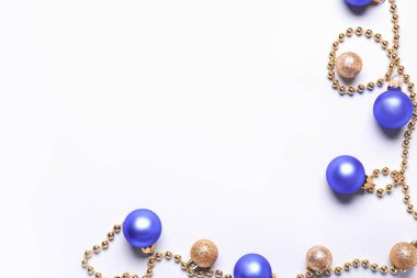 Beyaz arka planda güzel bir Noel kompozisyonu