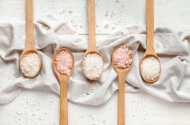 Masadaki spa işlemleri için deniz tuzu ve kaşık.