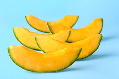 Renkli arkaplanda tatlı kesilmiş kavun