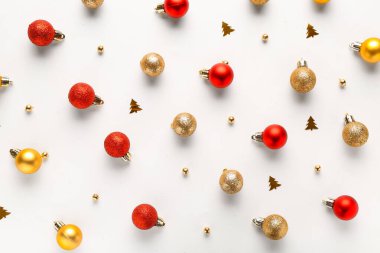 Beyaz arka planda güzel bir Noel kompozisyonu