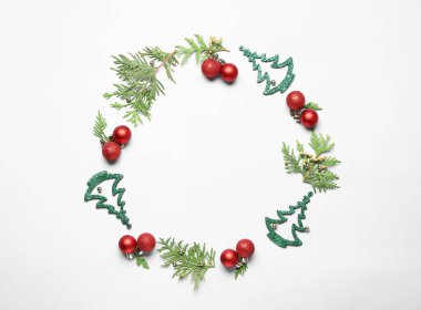 Beyaz arka planda güzel bir Noel kompozisyonu