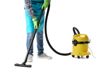 Beyaz arka planda elektrik süpürgesi olan genç bir adam.