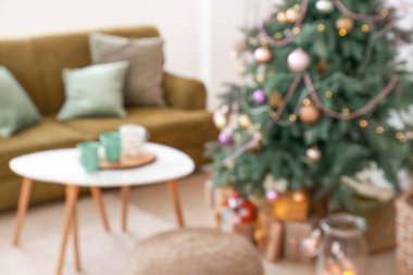 Odanın içi güzel süslenmiş Noel ağacı, bulanık manzaralı.