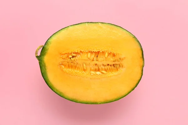 Metà melone maturo su sfondo di colore — Foto Stock