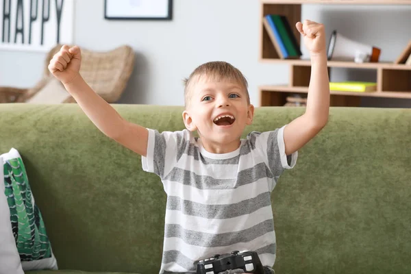 Glad liten pojke som spelar tv-spel hemma — Stockfoto