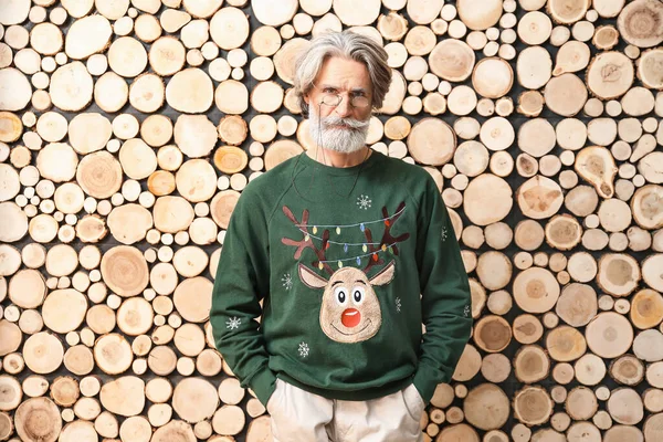 Ahşap arka planda şık Noel Baba portresi