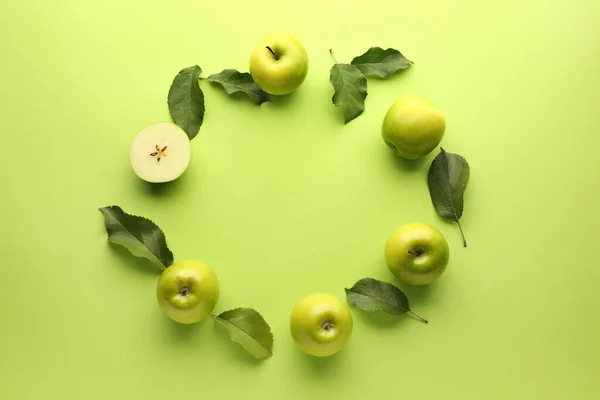 Cadre fait de pommes fraîches mûres sur fond de couleur — Photo