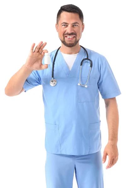 Πορτρέτο του άνδρα γιατρού με χάπια σε λευκό φόντο — Φωτογραφία Αρχείου