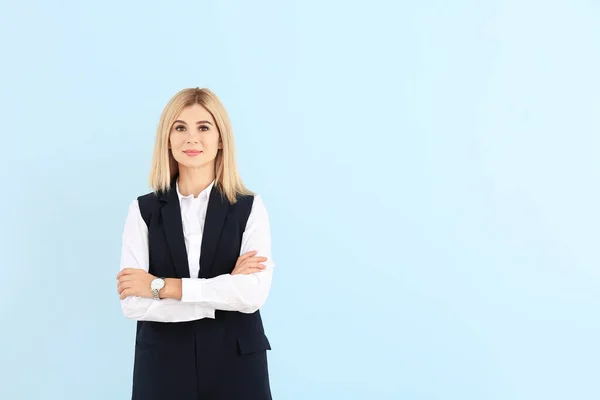 Hermosa mujer de negocios con estilo sobre fondo de color — Foto de Stock