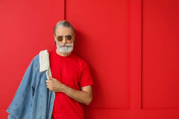 Portrait of stylish senior man on color background — Stock Photo, Image