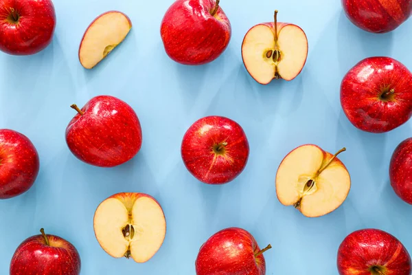Reife Äpfel auf farbigem Hintergrund — Stockfoto