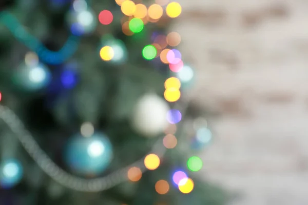 Gyönyörű díszített karácsonyfa, homályos kilátás — Stock Fotó