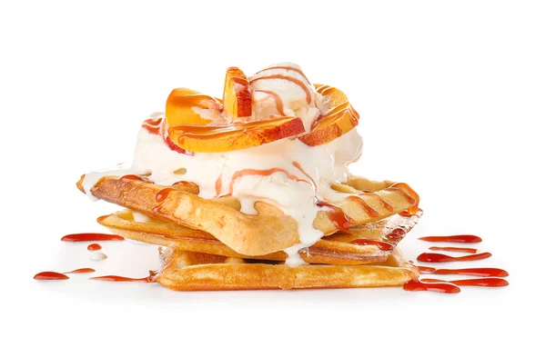 Вкусные вафли с персиком и мороженым на белом фоне — стоковое фото