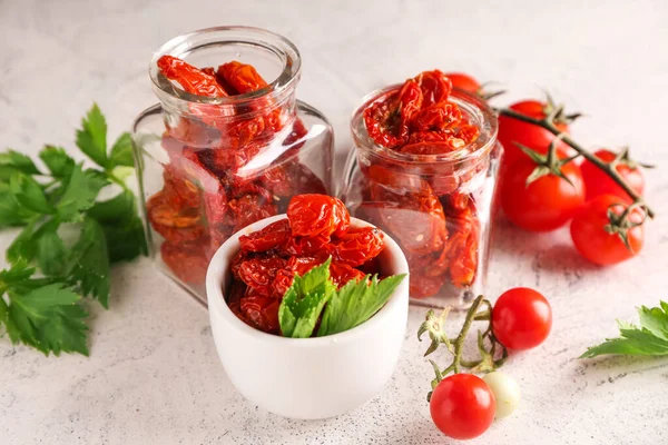 Komposition mit Tomaten und Kräutern auf hellem Tisch — Stockfoto