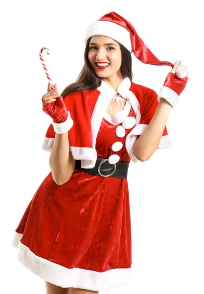 Hermosa mujer joven en traje de Santa Claus y con bastón de caramelo sobre fondo blanco —  Fotos de Stock