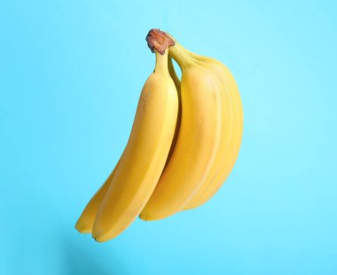 Renkli arka planda olgun muzlar