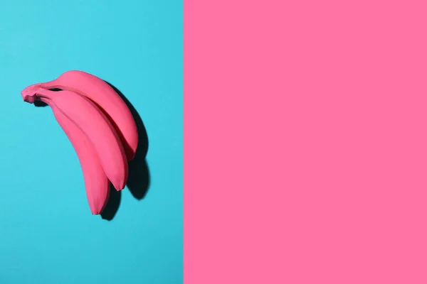 Maturo dipinto banane su sfondo di colore — Foto Stock