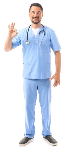 Retrato de médico masculino mostrando OK no fundo branco — Fotografia de Stock